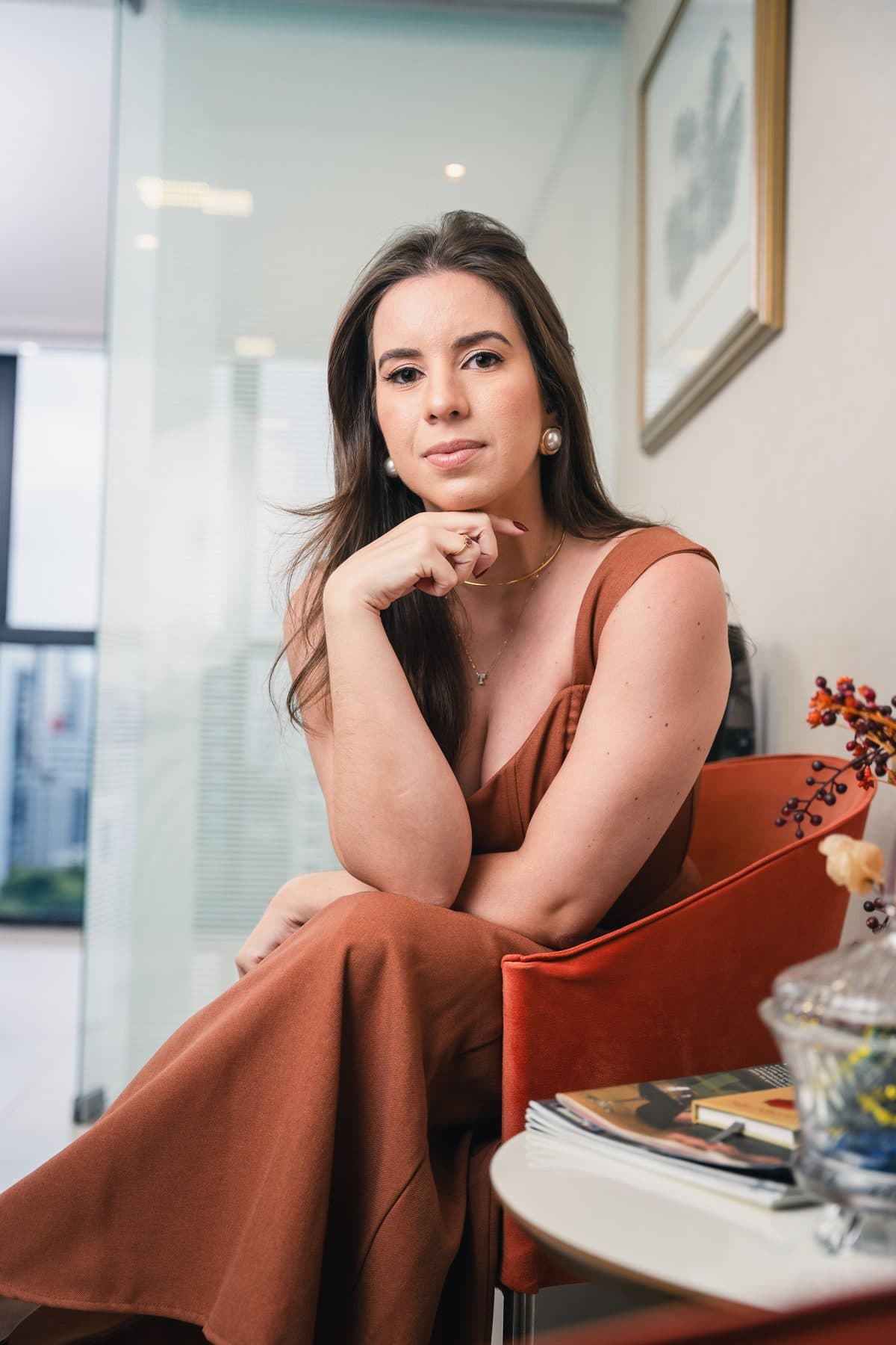 Tatyanna Mota sentada na sala de atendimento do seu escritório